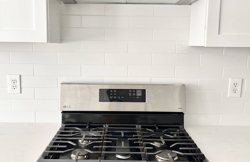 Arcadia House | Modern Remodeled 3B3B Townhouse, Pet Friendly, Central Location, Private Baths