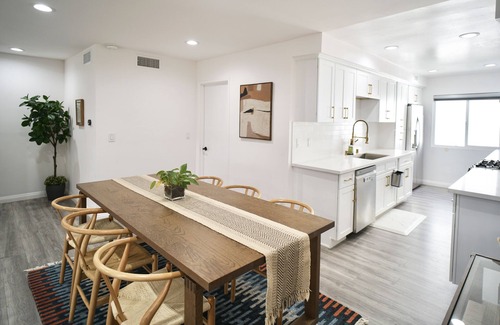 Arcadia House | Modern Remodeled 3B3B Townhouse, Pet Friendly, Central Location, Private Baths