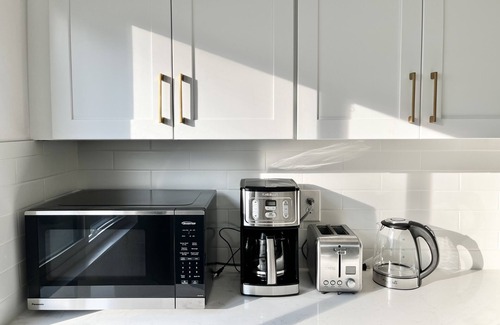 Arcadia House | Modern Remodeled 3B3B Townhouse, Pet Friendly, Central Location, Private Baths