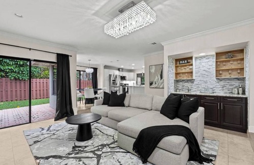 Wellington House | Modern, remodeled, pool table in Wellington!