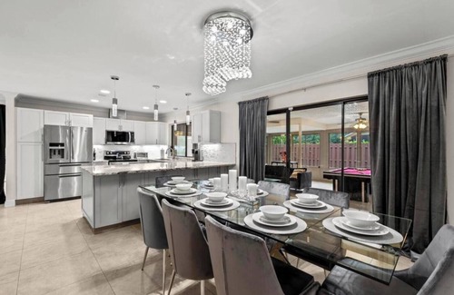 Wellington House | Modern, remodeled, pool table in Wellington!
