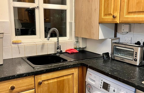 Thames House | Modern Renovated 2-Bedroom House