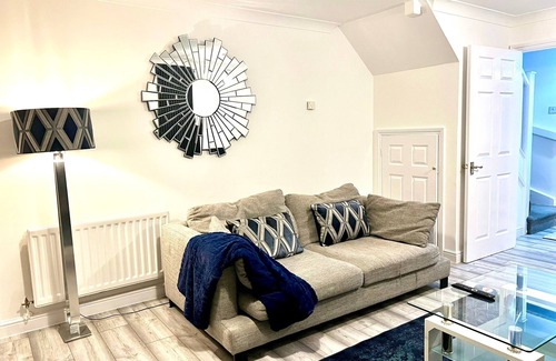 Thames House | Modern Renovated 2-Bedroom House