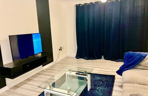 Thames House | Modern Renovated 2-Bedroom House