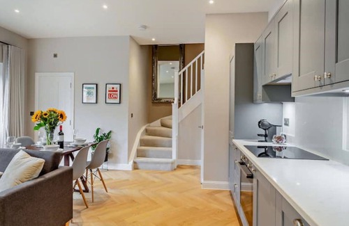 Harrogate Cottage | Modern renovated courtyard house * sleeps 5 * Free Parking* High Speed WiFi