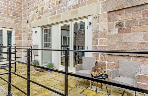 Harrogate Cottage | Modern renovated courtyard house * sleeps 5 * Free Parking* High Speed WiFi
