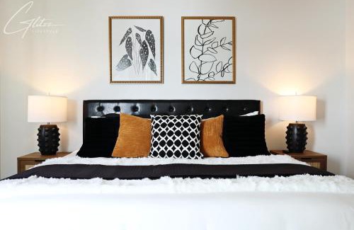 Southwest Edmonton House | Modern Retreat 3 King Beds,Garage,Disney