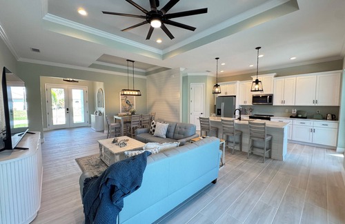 Broadmoor House | Modern Retreat 3BR/2BA w/Pool in Rotonda West