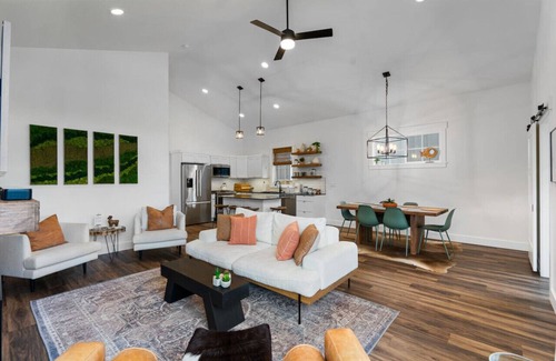 Ponderay House | ✨ Modern Retreat Near Schweitzer–Hot Tub, Fireplace, 3 King Beds ✨