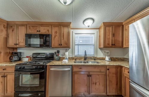 Alto Cabin | Modern Retreat with Hot tub & Pet Friendly!