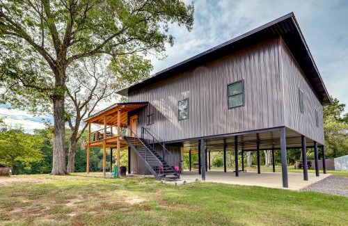 Arkadelphia House | Modern, Riverfront Family House with Balcony and Grill