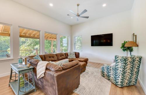 Arkadelphia House | Modern, Riverfront Family House with Balcony and Grill