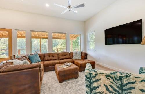Arkadelphia House | Modern, Riverfront Family House with Balcony and Grill