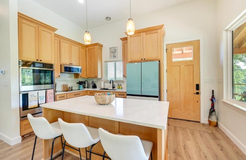 Arkadelphia House | Modern, Riverfront Family House with Balcony and Grill