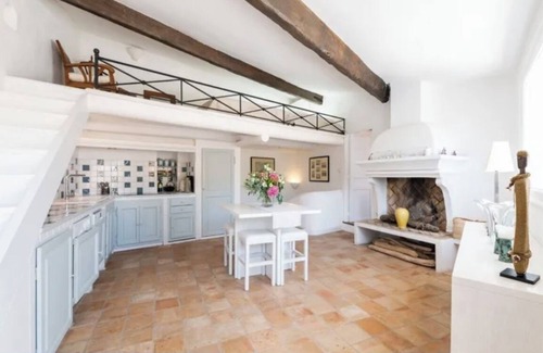 Old Town Apartment | Modern roof terrace apartment in central St. Tropez with sea view