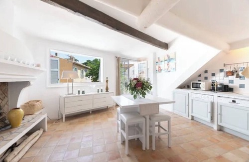 Old Town Apartment | Modern roof terrace apartment in central St. Tropez with sea view