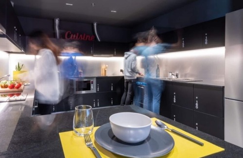 Milagrosa Apartment | Modern Room with High-Speed Wi-Fi in Pamplona