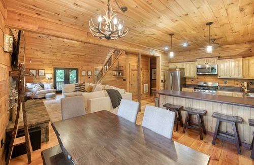 Suches Cabin | ★ Modern Rustic 5 Bedroom Cabin with Hot tub ★