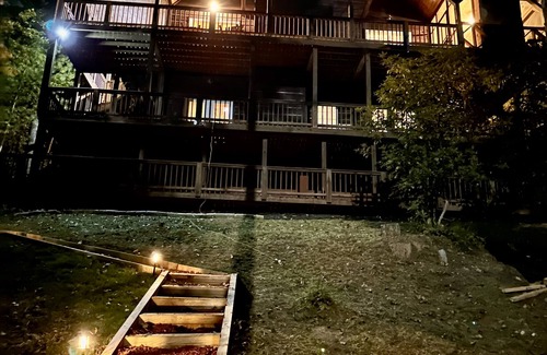 Suches Cabin | ★ Modern Rustic 5 Bedroom Cabin with Hot tub ★