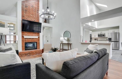 Allen House | Modern Rustic Oasis/Games/Cinema/UTD/Plano/Frisco