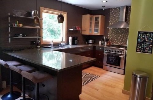 West Dover House | Modern-Rustic Style, Spacious, Suntec Townhouse. Hot tub & sauna.