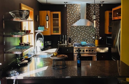West Dover House | Modern-Rustic Style, Spacious, Suntec Townhouse. Hot tub & sauna.