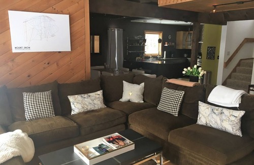 West Dover House | Modern-Rustic Style, Spacious, Suntec Townhouse. Hot tub & sauna.