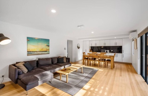Hobart Central Business District Apartment | Modern Sandy Bay Apt - Close to Salamanca & CBD