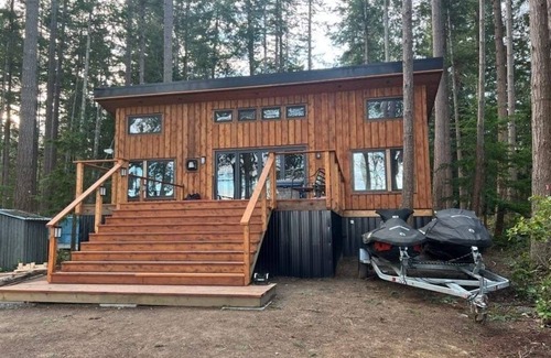Savary Island House | Modern Savary Island Cottage – Perfect Family Getaway & Kids’ Favorite!