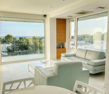 Potamos tis Germasogeias Apartment | Modern seafront apartment