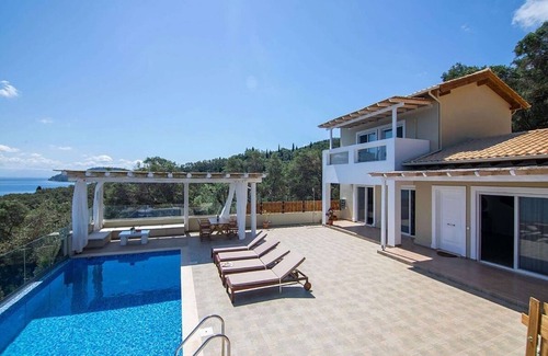 Agia Pelagia Chlomou Villa | Modern Seafront Villa, A/C, Private Pool, Amazing Sea Views & Beautiful Sunrises - 60m from the Sea!