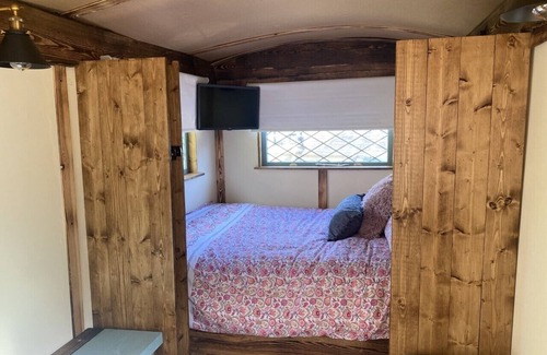 Turnchapel Cabin | Modern Shepherd's Hut at St Anne's
