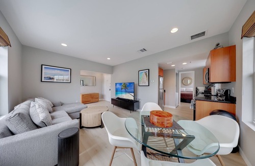 South Pointe Condo | Modern SoBe Gem! Balcony, Pool, Walk to Beach, BBQ, Fast Wi-Fi, Near Hotspots
