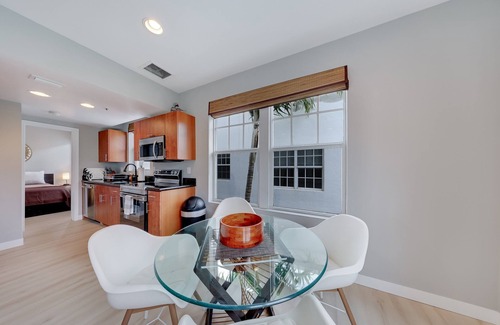 South Pointe Condo | Modern SoBe Gem! Balcony, Pool, Walk to Beach, BBQ, Fast Wi-Fi, Near Hotspots