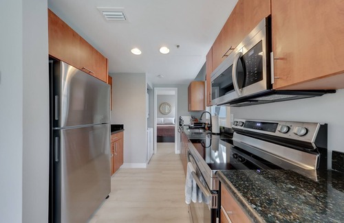 South Pointe Condo | Modern SoBe Gem! Balcony, Pool, Walk to Beach, BBQ, Fast Wi-Fi, Near Hotspots