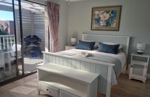 Plettenberg Bay Apartment | Modern Solar powered 1 bed studio apartment with amazing views