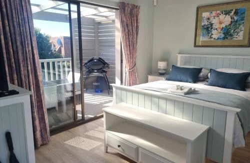 Plettenberg Bay Apartment | Modern Solar powered 1 bed studio apartment with amazing views