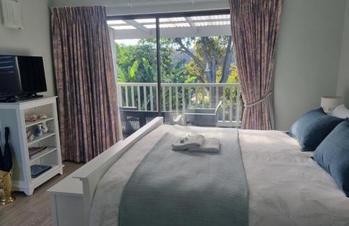 Plettenberg Bay Apartment | Modern Solar powered 1 bed studio apartment with amazing views