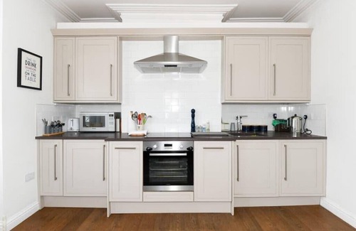 Southville Apartment | Modern Southville Apartment, 5 Min Walk to Centre