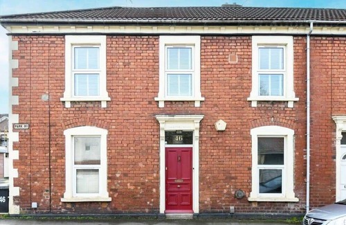 Southville Apartment | Modern Southville Apartment, 5 Min Walk to Centre