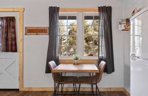 Sugarloaf House | Modern spruce · Modern Chic Spruce Retreat - Hot Tub + AC + Pets