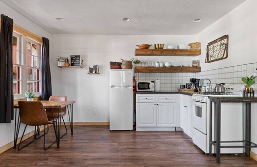 Sugarloaf House | Modern spruce · Modern Chic Spruce Retreat - Hot Tub + AC + Pets
