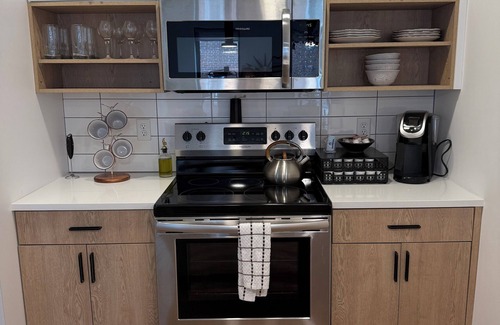Dwight Apartment | Modern & Spacious 2BR Apartment w/Gym & Parking and central AC