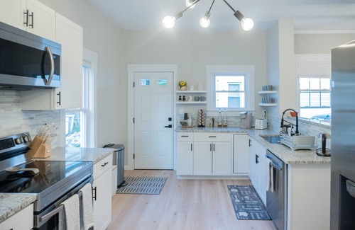 Worcester House | Modern & Spacious 4 Bedroom Single Family Home
