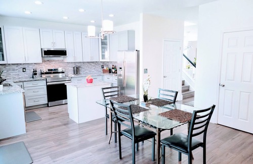 Green Valley Ranch House | Modern Spacious-5BR- 3.5Bath-DIA-Gaylord-GVR Golf-CU Medical