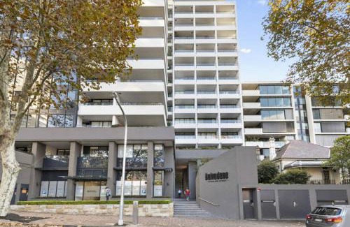 North Sydney Apartment | Modern Spacious City Pad with Rooftop Pool and Gym