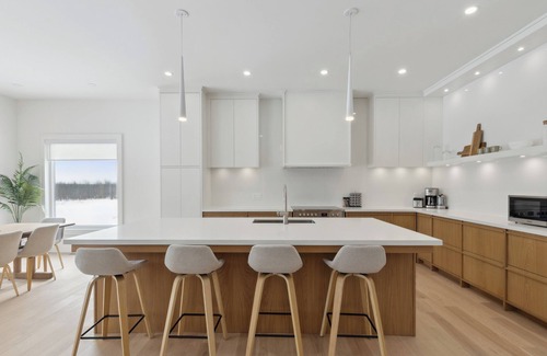 Georgian Bluffs House | Modern & Spacious Cobble Beach Golf Retreat