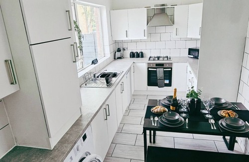 Stalybridge House | Modern & Spacious Home – 25 Mins to Manchester, Sleeps 8