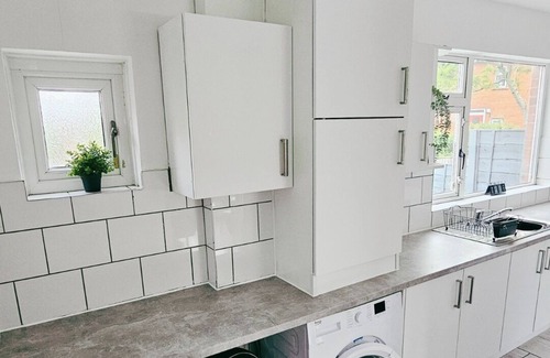 Stalybridge House | Modern & Spacious Home – 25 Mins to Manchester, Sleeps 8