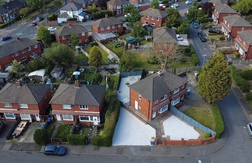 Stalybridge House | Modern & Spacious Home – 25 Mins to Manchester, Sleeps 8